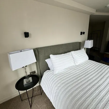 2 Bedroom Centre Penthouse Apartment *