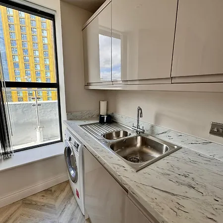 2 Bedroom Centre Penthouse Leeds (West Yorkshire)